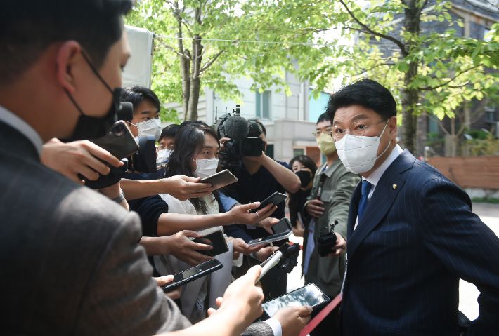 장제원 대통령 당선인 비서실장이 26일 서울 종로구 통의동 제20대 대통령직인수위원회 사무실 앞에서 취재진의 질문에 답하고 있다. 연합뉴스