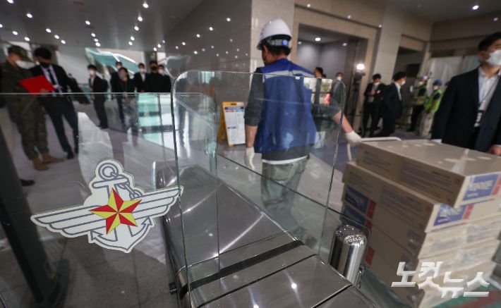 26일 오후 서울 용산구 국방부 청사 본관에서 윤석열 대통령 당선인 취임 후 집무실 준비를 위한 공사가 진행중이다. 윤창원 기자