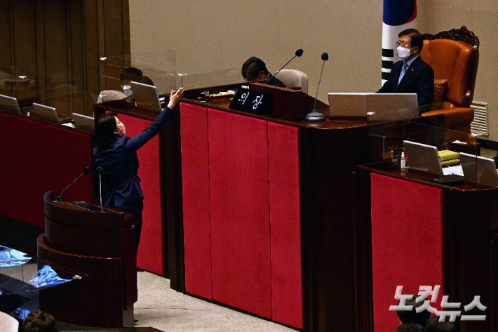 30일 오후 서울 여의도 국회에서 열린 제396회 국회(임시회) 1차 본회의에서 검찰청법 일부개정법률안(대안)이 가결된 가운데 배현진 국민의힘 의원이 의사진행발언을 하며 박병석 의장에게 항의하고 있다. 박종민 기자