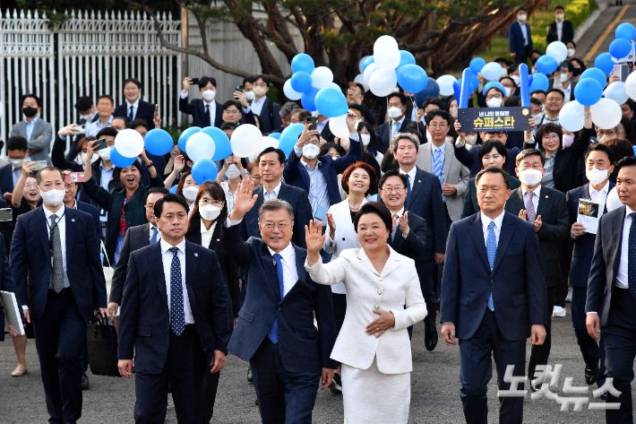 문재인 대통령과 김정숙 여사가 9일 청와대에서 마지막 퇴근을 시민들에게 인사하고 있다. 박종민 기자