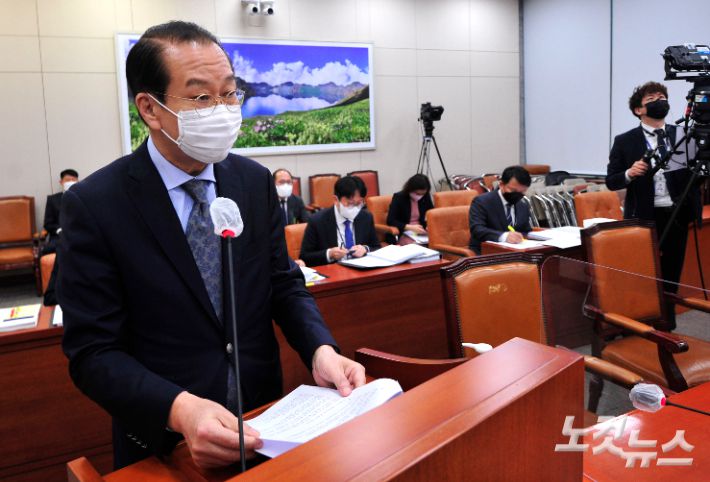 권영세 통일부 장관 후보자가 12일 서울 여의도 국회에서 열린 인사청문회에서 모두발언을 하고 있다. 윤창원 기자