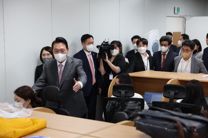 윤석열 대통령이 13일 대통령실 청사 1층에 마련된 기자실을 방문해 둘러보고 있다. 대통령실 제공