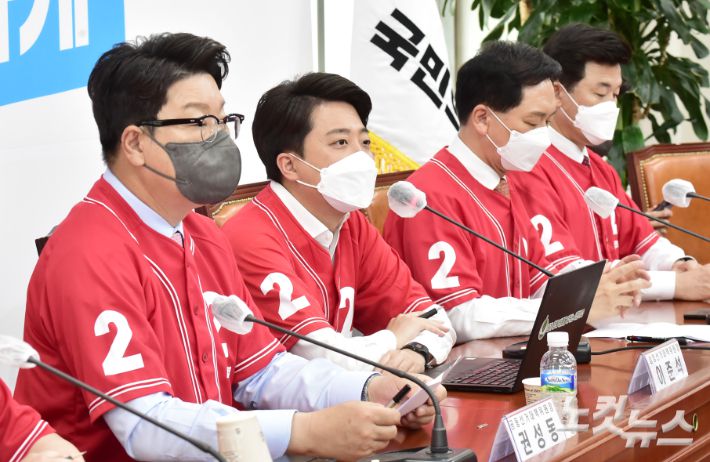 국민의힘 이준석 대표가 13일 서울 여의도 국회에서 열린 중앙선거대책위원회의에서 모두발언을 하고 있다. 윤창원 기자