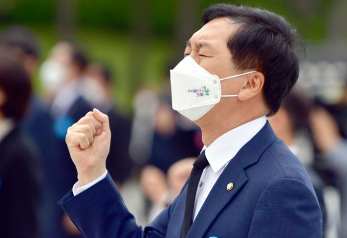 지난해 5월 18일 국민의힘 김기현 당시 당대표 권한대행 및 원내대표가 오전 광주 북구 5·18 민주묘지에서 열린 제41주년 5·18 민주화운동 기념식에 참석해 '임을 위한 행진곡'을 부르고 있다. 연합뉴스
