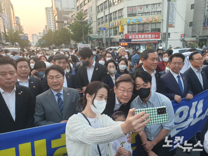 이재명 더불어민주당 총괄선대위원장이 17일 민주평화대행진'에 참석해 지지자들과 기념 촬영을 하고 있다. 조시영 기자