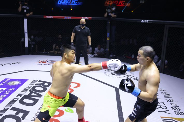 권아솔(왼쪽)과 남의철의 경기 모습. 로드FC 제공