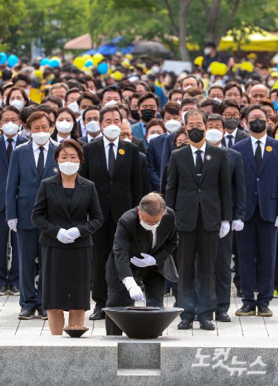 노무현 전 대통령 서거 13주기인 23일 경남 김해 봉하마을에서 열린 추모식에서 문재인 전 대통령과 권양숙 여사 및 내빈들이 노 전 대통령 묘역에서 참배와 헌화를 하고 있다. 황진환 기자
