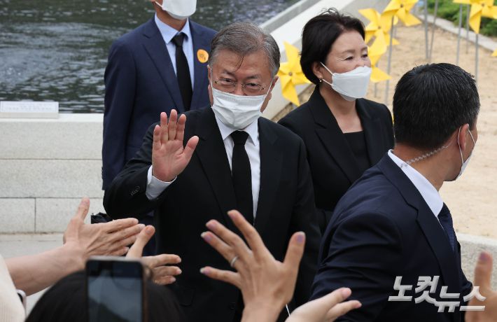 문재인 전 대통령이 23일 오후 경남 김해 봉하마을에서 열린 고 노무현 전 대통령 13주기 추도식에서 노 전 대통령의 묘역에 참배를 마친 뒤 추도식장을 나서며 지지자들에게 손을 흔들고 있다. 황진환 기자