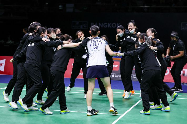 세계여자단체배드민턴선수권대회(우버컵) 중국과 결승에서 심유진(가운데)이 마지막 5단식을 이기고 우승을 확정하자 선수단이 얼싸안고 기뻐하는 모습. 협회