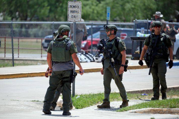 24일(현지시간) 대규모 총격 사건이 벌어진 텍사스주 유밸디 초등학교 밖에 무장한 경찰관들이 서있다. 연합뉴스