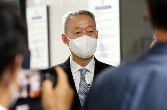 질문에 답하는 백운규     (대전=연합뉴스) 김준범 기자 = 월성 1호기 원전 경제성 평가 부당개입 혐의로 기소된 백운규 전 산업통상자원부 장관이 7일 오후 공판기일에 출석하기 위해 대전시 서구 둔산동 대전지법으로 이동하던 중 취재진 질문을 받고 있다. 2022.6.7     psykims@yna.co.kr (끝)   연합뉴스