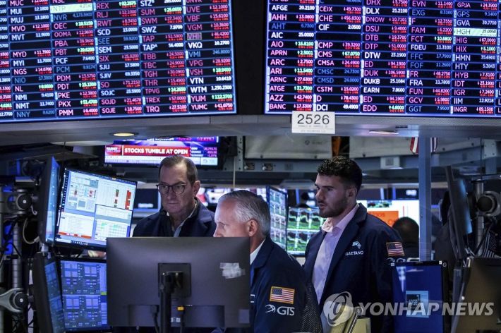 (뉴욕 로이터=연합뉴스) 13일(현지시간) 미국 뉴욕증권거래소(NYSE) 입회장에서 스페셜리스트들이 포스트에 모여 업무를 처리하고 있다. 이날 뉴욕증시는 미국 소비자물가지수(CPI) 급등 후폭풍과 연방준비제도(Fed·연준)의 '자이언트 스텝'(0.75%포인트 금리 인상) 가능성 우려 등으로 폭락세를 보였다. 다우존스30산업평균지수와 스탠더드앤드푸어스(S&P)500지수는 각각 2.79%와 3.88% 떨어졌고 나스닥 지수는 4.68% 급락했다. 2022.6.14 jsmoon@yna.co.kr 연합뉴스