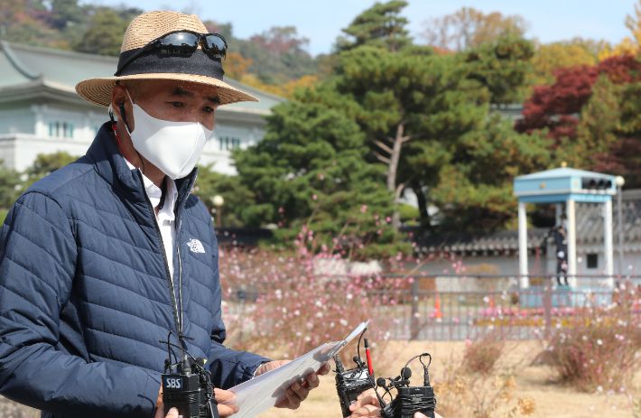 서해 연평도 해상에서 표류 중 북한군에 사살돼 숨진 해양수산부 산하 공무원 A씨의 형 이래진 씨가 2020년 10월 28일 청와대 분수대 앞에서 '정보공개 청구 기자회견'을 하는 모습. 연합뉴스
