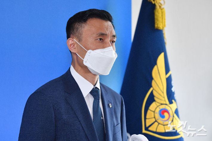 윤형진 국방부 국방정책실 정책기획과장이 16일 오후 인천 연수구 인천해양경찰서에서 2020년 9월 21일 발생한 '서해 공무원 피격 사건' 최종 수사 결과와 관련해 추가 설명을 하고 있다. 류영주 기자