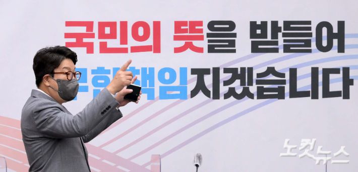 국민의힘 권성동 원내대표가 17일 오전 서울 여의도 국회에서 열린 원내대책회의에 참석하고 있다. 윤창원 기자