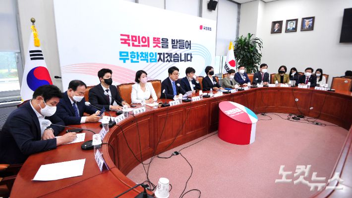 국민의힘 권성동 원내대표가 지난 16일 서울 여의도 국회에서 열린 최고위원회의에서 발언을 하고 있다. 윤창원 기자