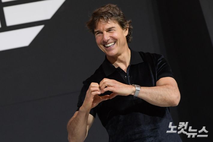 배우 톰 크루즈가 20일 오후 서울 송파구 롯데호텔에서 열린 영화 '탑건: 매버릭' 내한 기자간담회에서 포즈를 취하고 있다. 박종민 기자