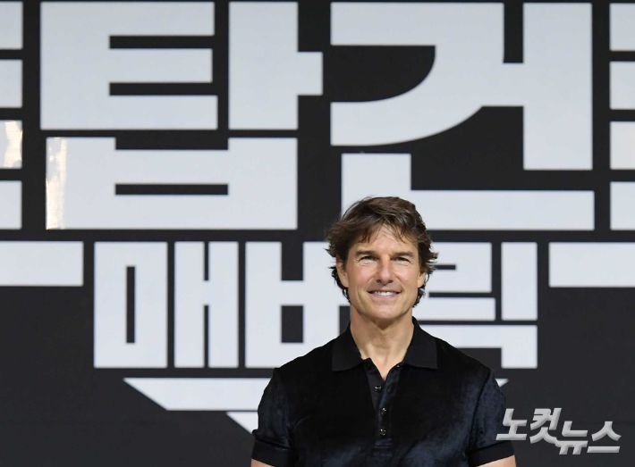 배우 톰 크루즈가 20일 오후 서울 송파구 롯데호텔에서 열린 영화 '탑건: 매버릭' 내한 기자간담회에서 포즈를 취하고 있다. 박종민 기자
