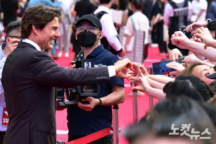 헐리우드 스타 톰 크루즈가 19일 오후 서울 잠실 롯데월드타워에서 열린 영화 '탑건 : 매버릭' 내한 레드카펫 행사에 참석해 팬들과 인사를 하고 있다. 윤창원 기자