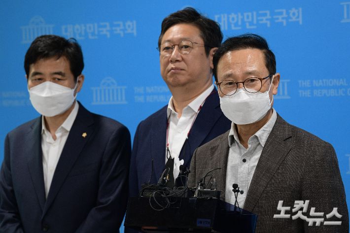 더불어민주당 소속 전반기 국방위원회 국회의원들이 20일 오전 서울 여의도 국회에서 기자회견을 열고 과거 서해 피살 공무원의 월북 사실과 관련해 입장을 밝히고 있다. 왼쪽부터 김민기, 황희, 홍영표 의원. 윤창원 기자