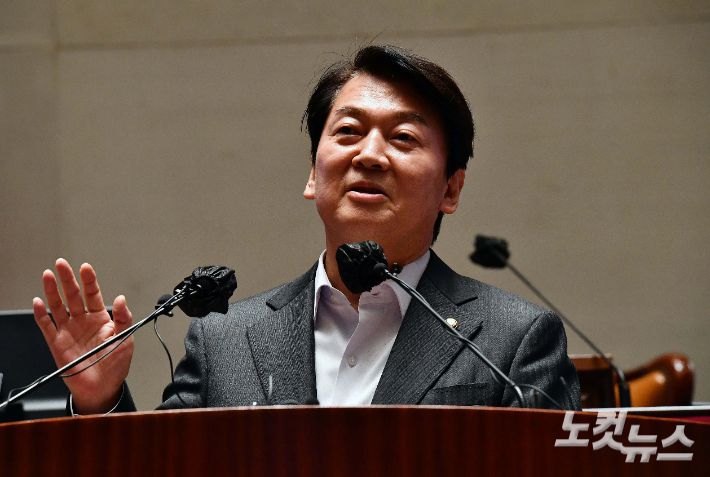 14일 서울 여의도 국회에서 열린 국민의힘 의원총회에서 성남 분당갑 6·1 보궐선거에서 당선된 안철수 의원 참석해 동료 의원들과 인사를 하고 있다. 윤창원 기자