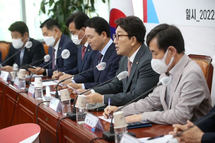 권성동 국민의힘 원내대표가 21일 서울 여의도 국회에서 열린 해수부 공무원 피격사건 진상조사 TF 1차 회의에서 발언하고 있다. 윤창원 기자