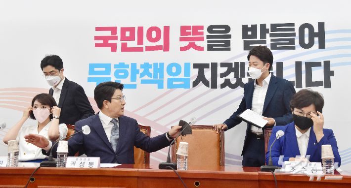 국민의힘 이준석 대표가 20일 서울 여의도 국회에서 열린 최고위원회의에서 배현진 최고위원과 설전을 벌이던 중 자리에서 일어서고 있다. 이 대표가 최고위의장 직권으로 비공개 회의에서 현안 논의를 하지 않겠다고 발표하자 배 의원은 비공개 회의 발언 유출을 단속하는 게 맞다고 즉각 반박에 나서면서 마찰이 빚어졌다. 윤창원 기자