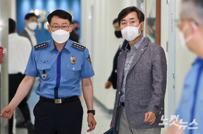 국민의힘 하태경 해수부 공무원 피격사건 진상조사 TF 위원장(오른쪽)과 정봉훈 해양경찰청장이 지난 22일 인천 연수구 해양경찰청에서 직원의 안내를 받고 있다. 국회사진취재단