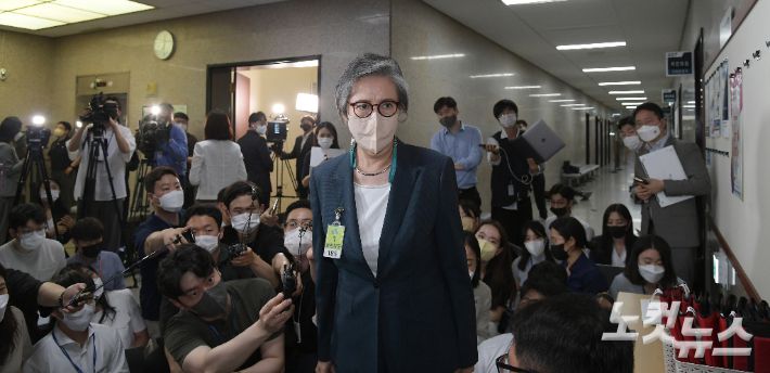 이양희 국민의힘 윤리위원장이 22일 국회에서 열린 이준석 대표의 성상납 의혹 및 증거인멸교사 의혹 징계를 논의하기 위한 회의에 참석하고 있다. 박종민 기자