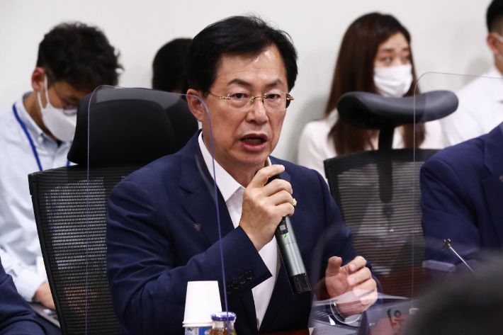 국민의힘, 경찰행정지원부서 신설 정책토론회     (서울=연합뉴스) 이정훈 기자 = 29일 오전 국회 의원회관에서 열린 국민의힘 정책위원회 주최 '경찰의 민주적 운영과 효율성 제고를 위한 경찰행정지원부서 신설 정책토론회'에서 이만희 의원이 발언하고 있다. 2022.6.29 [국회사진기자단]     uwg806@yna.co.kr (끝)   연합뉴스