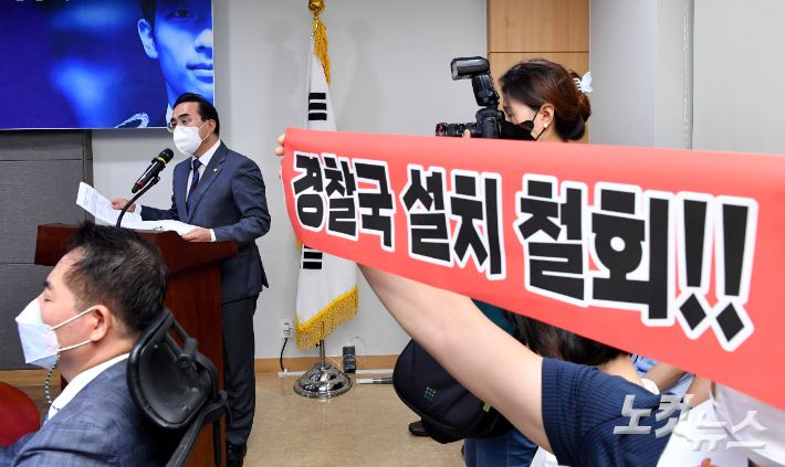 더불어민주당 박홍근 원내대표가 27일 서울 여의도 국회 의원회관에서 열린 '경찰의 중립성·독립성 확보와 민주적 통제방안 마련을 위한 정책 토론회'에서 격려사를 하고 있다. 윤창원 기자