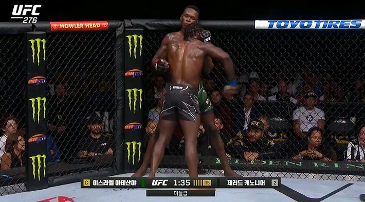 클린치 상태에서도 케이지를 이용해 여유로웠던 이스라엘 아데산야. 티빙 제공