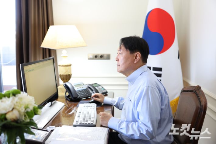 북대서양조약기구(NATO.나토) 정상회의에 참석한 윤석열 대통령이 스페인 마드리드 시내에 위치한 호텔에서 자료를 검토하는 모습. 대통령실 제공