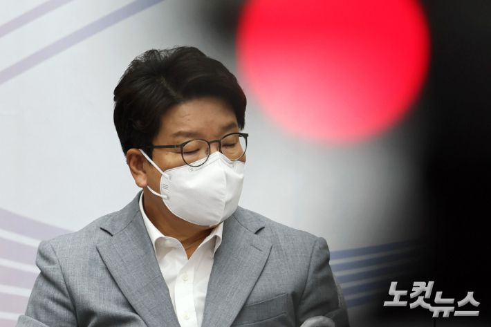 권성동 국민의힘 원내대표가 8일 국회에서 열린 원내대책회의에 참석, 발언을 마친 후 심각한 표정으로 동료의원 발언을 듣고 있다. 윤창원 기자