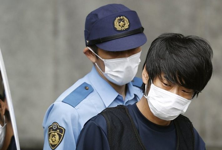 아베 신조 전 일본 총리에게 총을 쏴 숨지게 한 야마가미 데쓰야가 10일 오전 일본 나라 서부경찰서에서 검찰로 송치되며 모습을 드러내고 있다. 연합뉴스