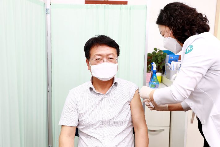 손병복 울진군수가 코로나19 4차 예방접종을 하고 있다. 울진군 제공