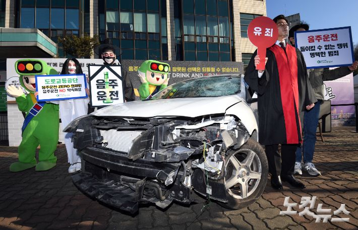 도로교통공단 주최로 진행된 '2020 음주운전 제로(ZERO) 캠페인'에서 저승사자, 처녀귀신, 재판관 등으로 분장한 모델들이 교통사고로 폐차된 차량과 함께 음주운전의 위험과 실상을 알리는 퍼포먼스를 선보이고 있다. 황진환 기자