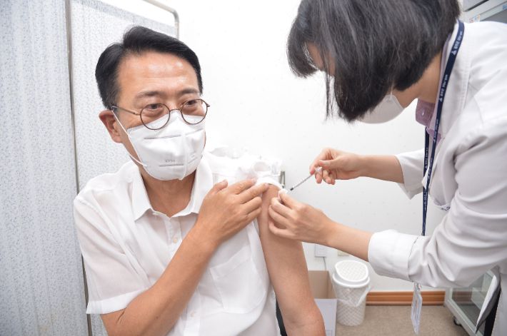 이순걸 울주군수가 21일 울주군보건소에서 코로나19 백신 4차 접종을 실시하고 있다. 울주군 제공