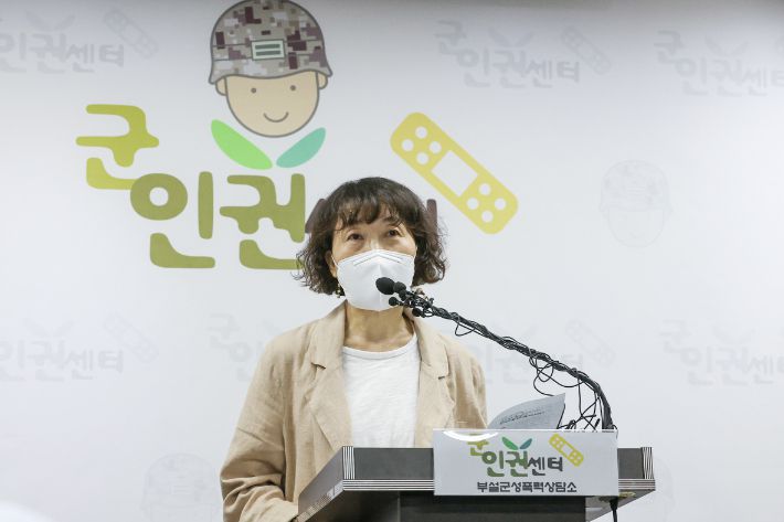 공군 15비 하사 성폭력 사건 군인권센터 회견     (서울=연합뉴스) 서대연 기자 = 김숙경 군인권센터 부설 군성폭력상담소 소장이 2일 서울 마포구 군인권센터에서 공군 제15특수임무비행단 여군 하사 성폭력 사건에 관해 발언하고 있다. 2022.8.2     dwise@yna.co.kr (끝)   연합뉴스