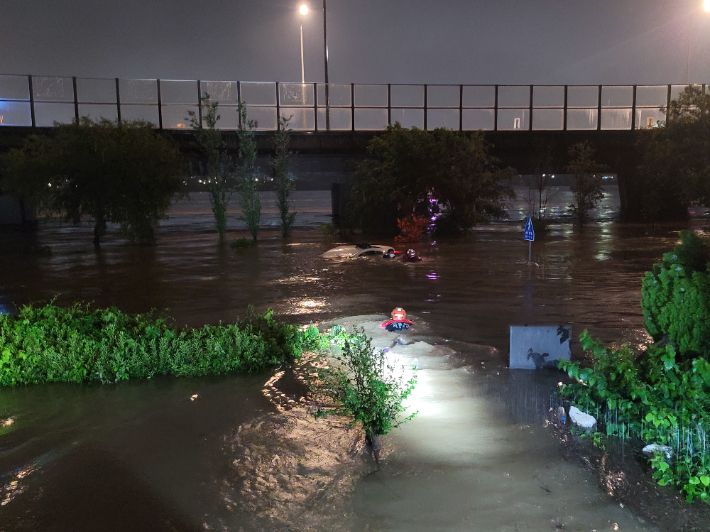 소방에 구조되는 A씨. 차량은 물에 잠기고 있다. 마포 소방서 제공