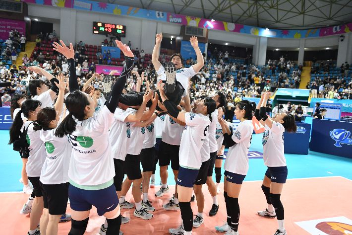 컵대회에서 우승 후 기뻐하는 GS칼텍스 선수들. 한국배구연맹