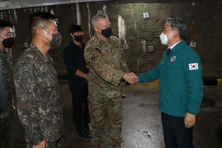 23일 오후 경기도 성남 CP 탱고 벙커를 찾은 이종섭 국방부 장관이 폴 라캐머라 한미연합사령관과 악수를 나누고 있다. 국방부 제공