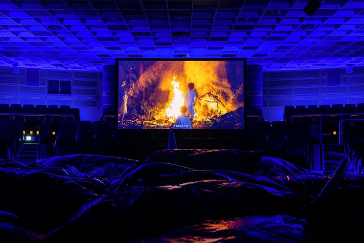 코라크릿 아룬나논차이 개인전은 기존 스크린이 무대에 설치된 관객석에서 감상하는 구조다. 아트선재센터 제공