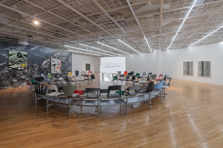 '모바일 아고라: 서울 웨더 스테이션' 전시장 전경. 아트선재센터 제공