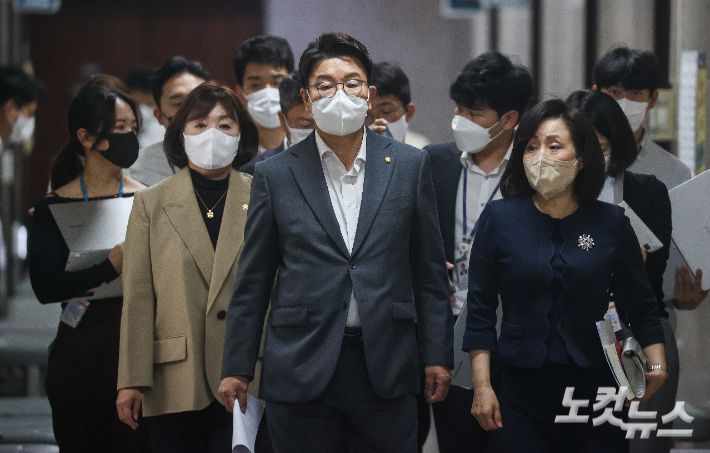 국민의힘 권성동 원내대표, 양금희 전주혜 의원이 29일 서울 여의도 국회에서 열린 비상대책위원회의에 참석하고 있다. 윤창원 기자