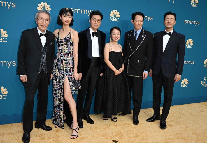 12일(현지 시간) 미국 로스앤젤레스 마이크로소프트 시어터에서 열린 제74회 프라임타임 에미상 시상식에 참석한 넷플릭스 오리지널 시리즈 '오징어 게임'의 주역들. 사진 왼쪽부터 오영수, 정호연, 황동혁 감독, 김지연 싸이런픽쳐스 대표, 이정재, 박해수. 연합뉴스