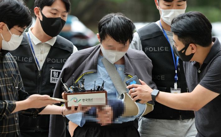 서울 지하철 2호선 신당역 여자 화장실에서 20대 동료 여성 역무원을 살해한 전 모씨가 16일 오후 구속 전 피의자 심문(영장실질심사)을 받기 위해 서울 서초동 서울중앙지법 법정으로 들어가고 있다. 연합뉴스