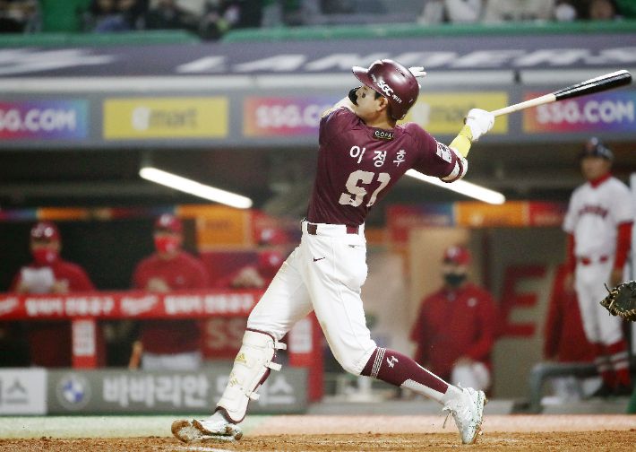 9월 30일 인천 SSG 랜더스필드에서 열린 프로야구 SSG 랜더스와 키움 히어로즈의 경기. 10회초 키움 공격 상황에서 이정후가 2루타를 치고 있다. 연합뉴스