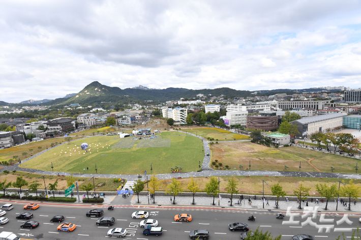 100년 넘게 높은 담장에 둘러싸여 방치된 서울 종로구 '송현동 부지'가 새 단장을 마치고  시민의 품으로 돌아온 가운데 7일 서울 종로구 송현동 부지에서 시민들이 산책을 즐기고 있다. 류영주 기자
