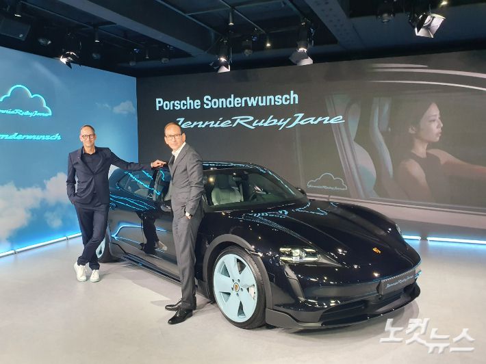 포르쉐코리아는 12일 강남구 신사동에 있는 존더분쉬 하우스에서 국내 최초 존더분쉬 적용 모델인 '타이칸 4S 크로스 투리스모 포 제니 루비 제인'을 공개했다. 홀가 게어만(왼쪽) 포르쉐 코리아 대표와 알렉산더 파비그 포르쉐 AG 개인화 및 클래식 부문 부사장. 김승모 기자